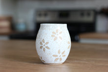 Load image into Gallery viewer, Daisy Mug - White
